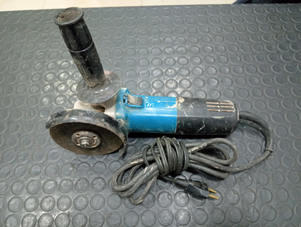 Pulidora Marca Makita Modelo 9557hn Tamaño Chico Usado Con Desgaste Acc Mango Protector