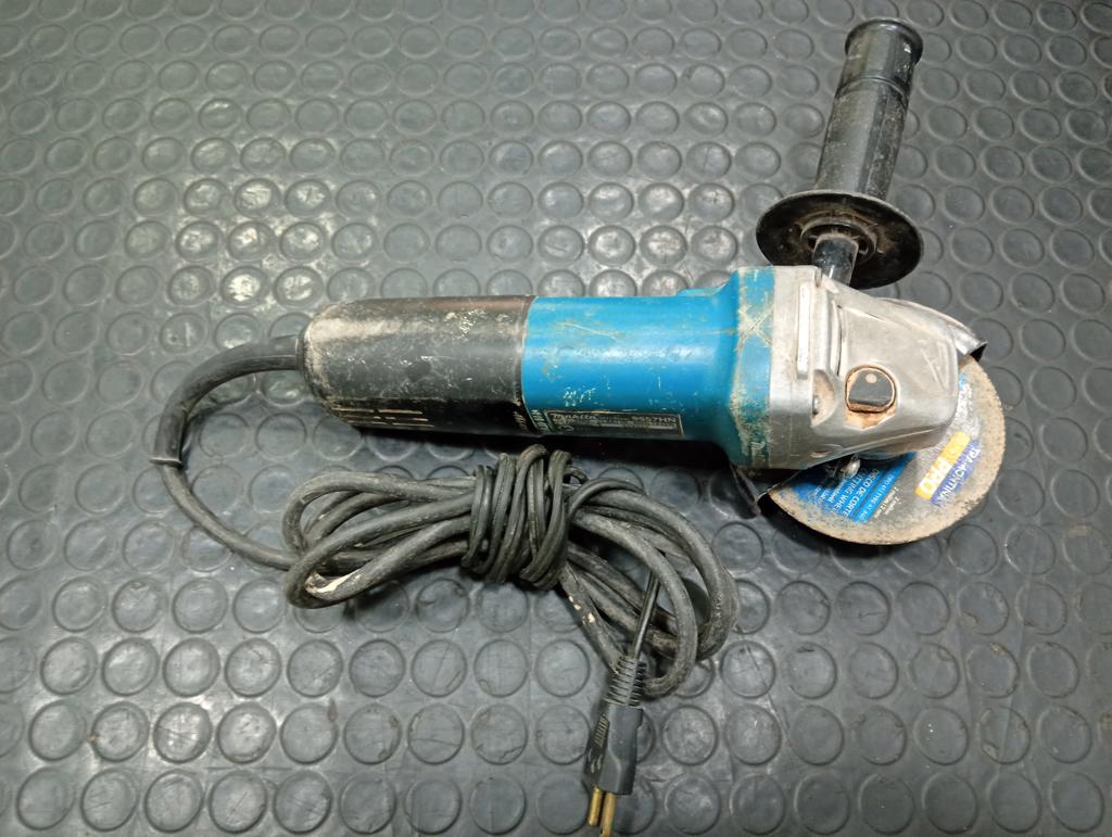 Foto 2 de Pulidora Marca Makita Modelo 9557hn Tamaño Chico Usado Con Desgaste Acc Mango Protector