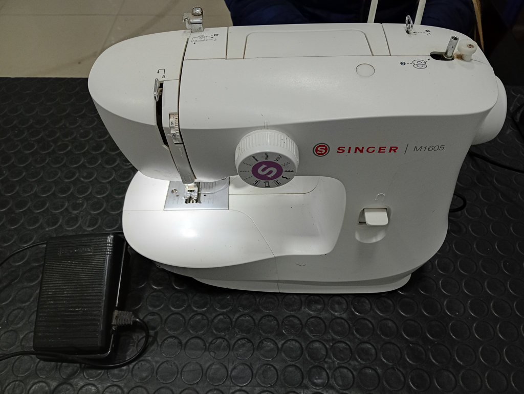 Maquina De Coser Familiar Marca Singer Modelo M1605 Usado En Buen Estado Acc Pedal