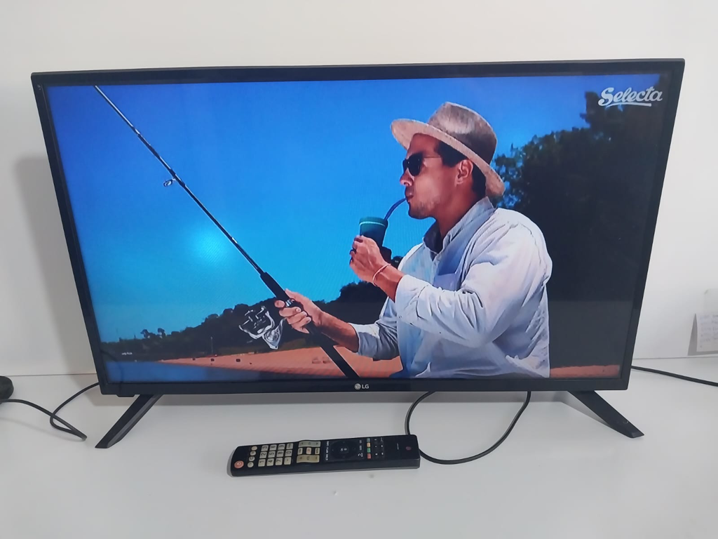 Televisor Led Convencional De 32 '' Marca Lg Modelo 32lj500b-Sa Usado En Buen Estado Con Control Sin Caja Acc Dos Patitas