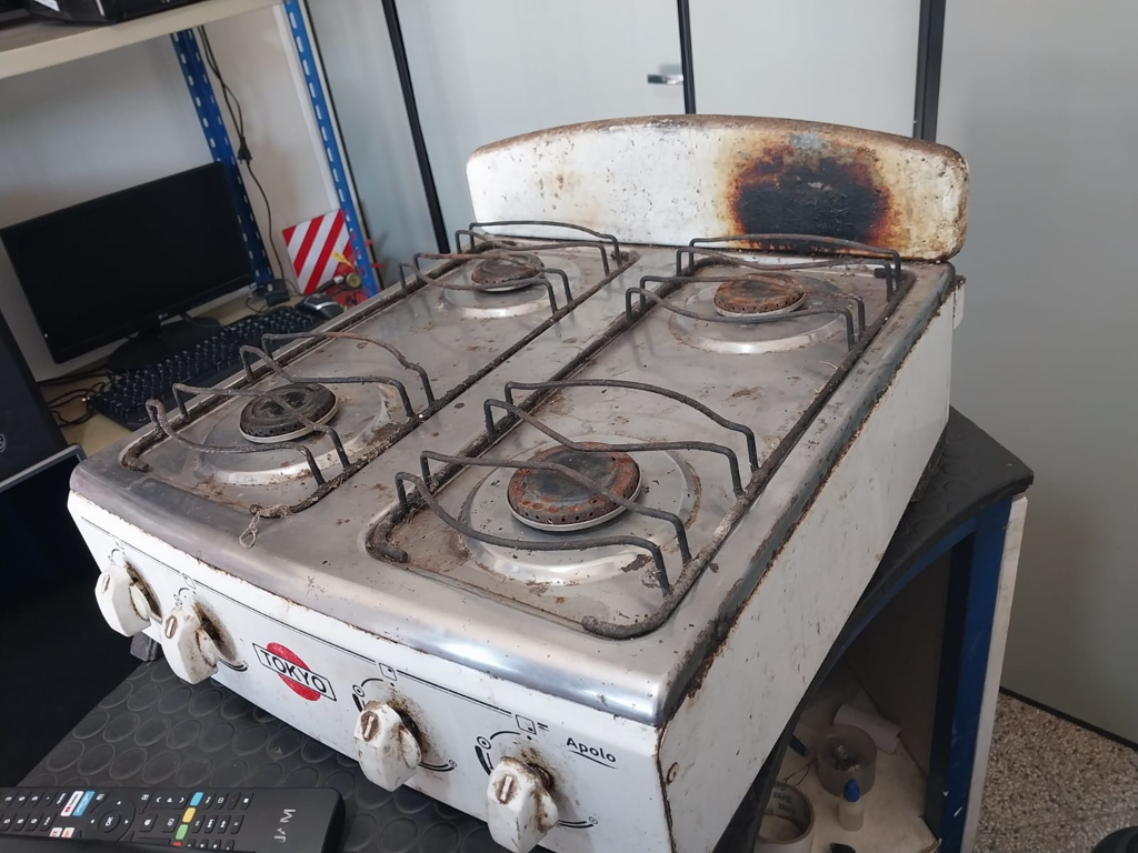 Cocina A Gas Marca Tokyo Modelo Apolo 4 Bocas Con Respaldo Usado Con Desgaste Acc Cuatro Quemadores Una Manguera Con Su Regulador