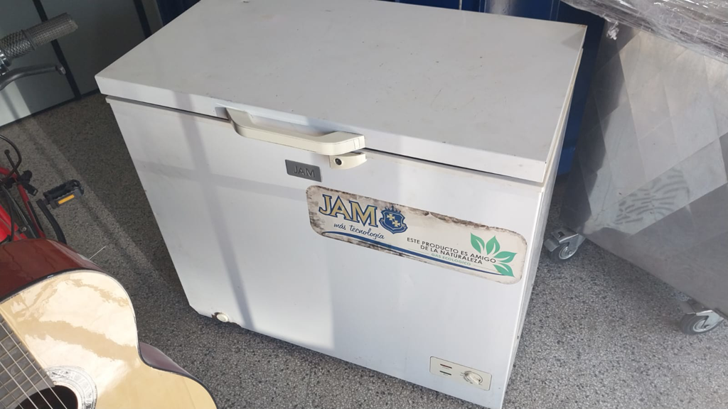 Congeladora / Frezzer Marca Jam Litros 220 Modelo Jamf-220c Usado En Buen Estado Acc Rueditas
