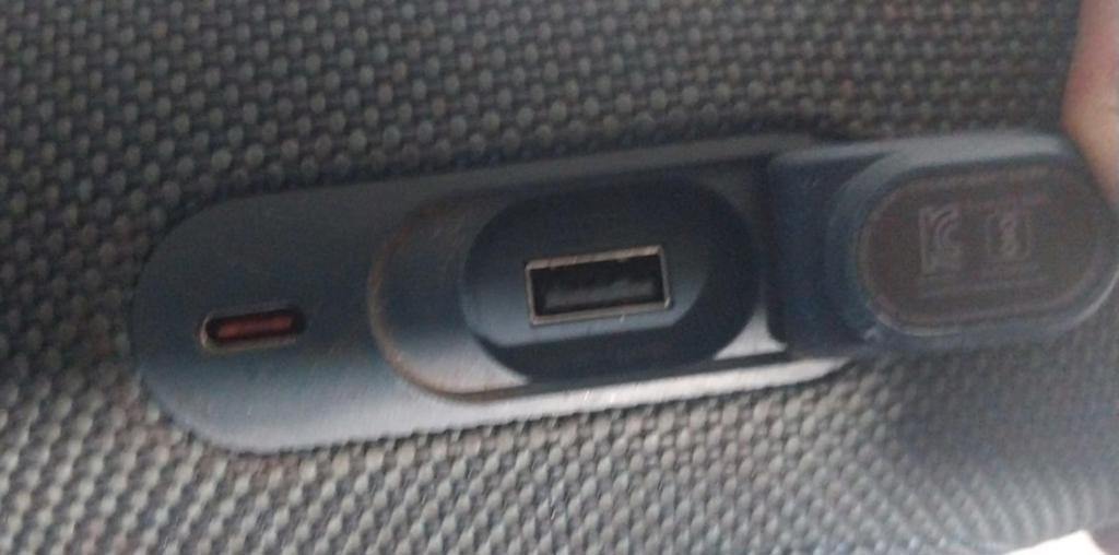 Foto 3 de Speaker Potencia Watts 3.0a Marca Jbl Sin Control Modelo Charge 5 Usado En Buen Estado Sin Caja Acc No Tiene