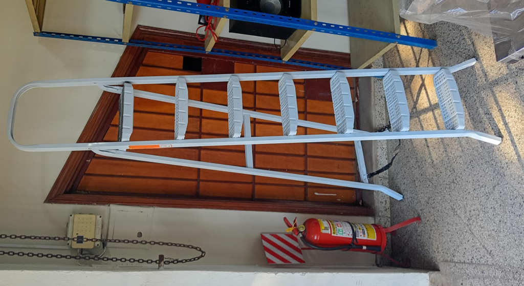 Escalera Marca Degraus Premium Altura 2 M Cap 120 Kg. Usado En Buen Estado Acc No Tiene