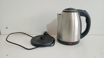 Hervidora Marca Electric Kettle Modelo 6303 Usado Con Desgaste Acc No Tiene