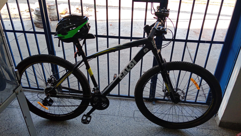 Bicicleta Con Amortiguador Marca Caloi Aro 29 Cant Cambios 29 Cuadro Aluminio No Tiene Modelo Hunter Usado En Buen Estado Acc Luz Delantera Tipo Laser Luz Trasera Casco Con Luz