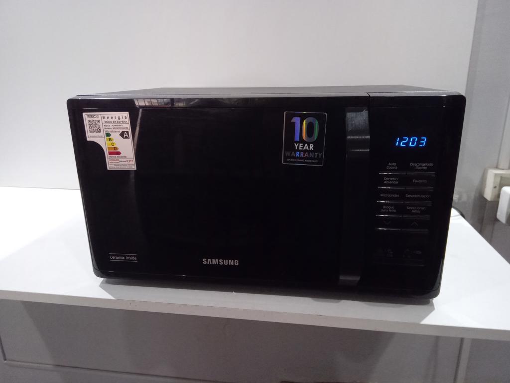 Microondas Marca Samsung Modelo Ms23k35413ak Usado Con Desgaste Acc Plato