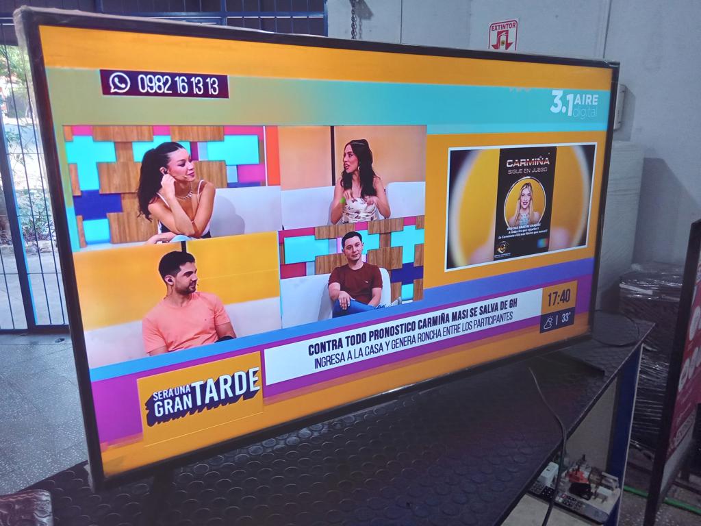 Televisor Led Smart De 43 '' Marca Samsung Modelo Un43tu7090g Con Control Usado Con Desgaste Acc PatitasAntena
