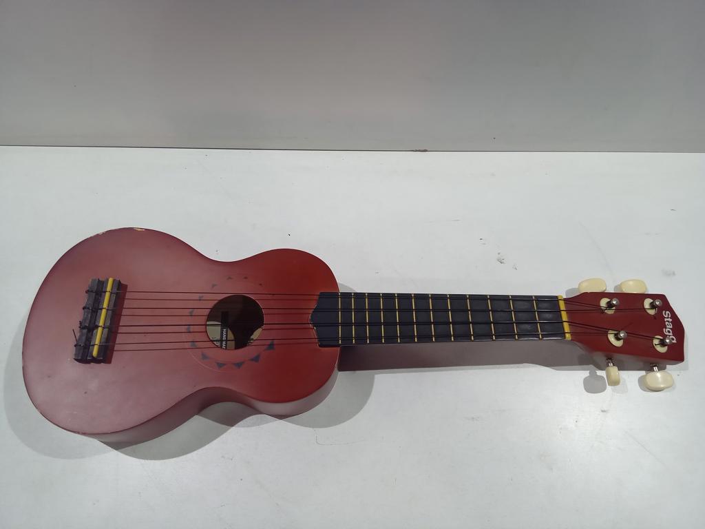 Ukelele Marca Stagg Modelo Us10tatoo Usado Con Desgaste Con No Tiene Acc No Tiene