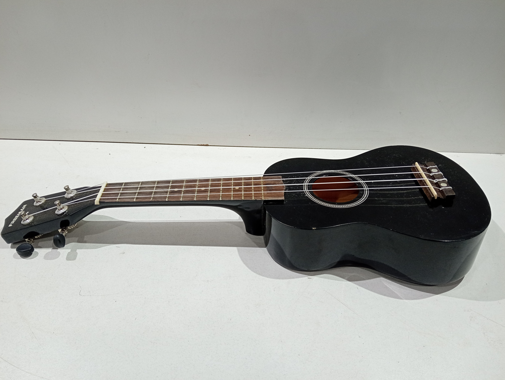 Ukelele Marca Freeman Modelo Uk201-Bk Usado En Buen Estado Con Estuche Acc No Tiene