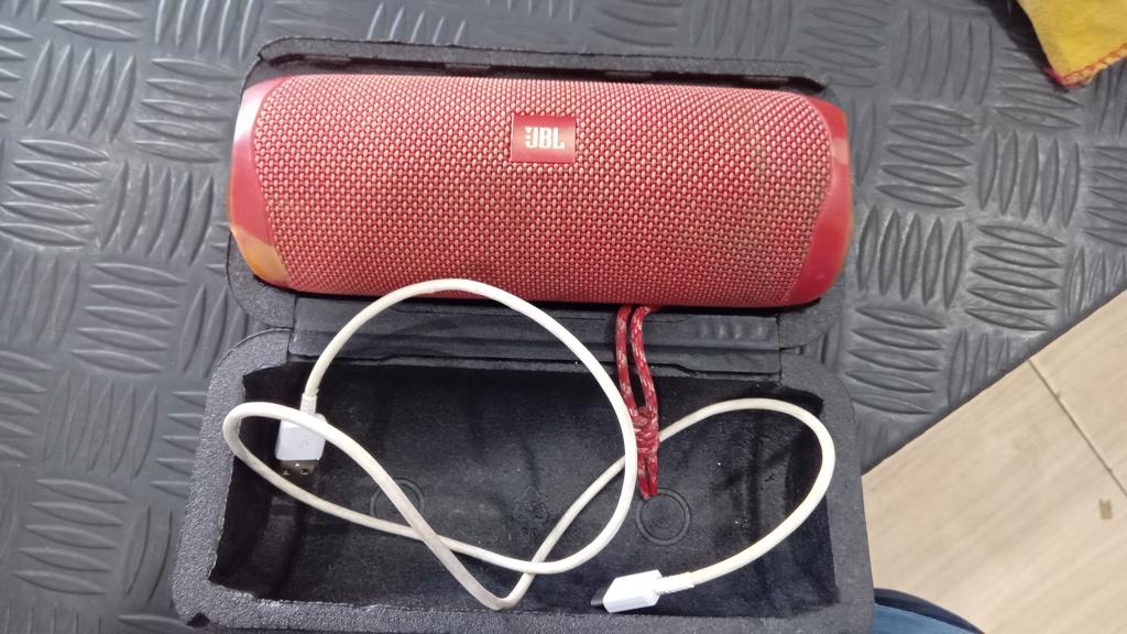 Speaker Potencia Watts 10 Marca Jbl Sin Control Modelo Flip 5 Usado En Buen Estado Con Caja Acc Cable Usb