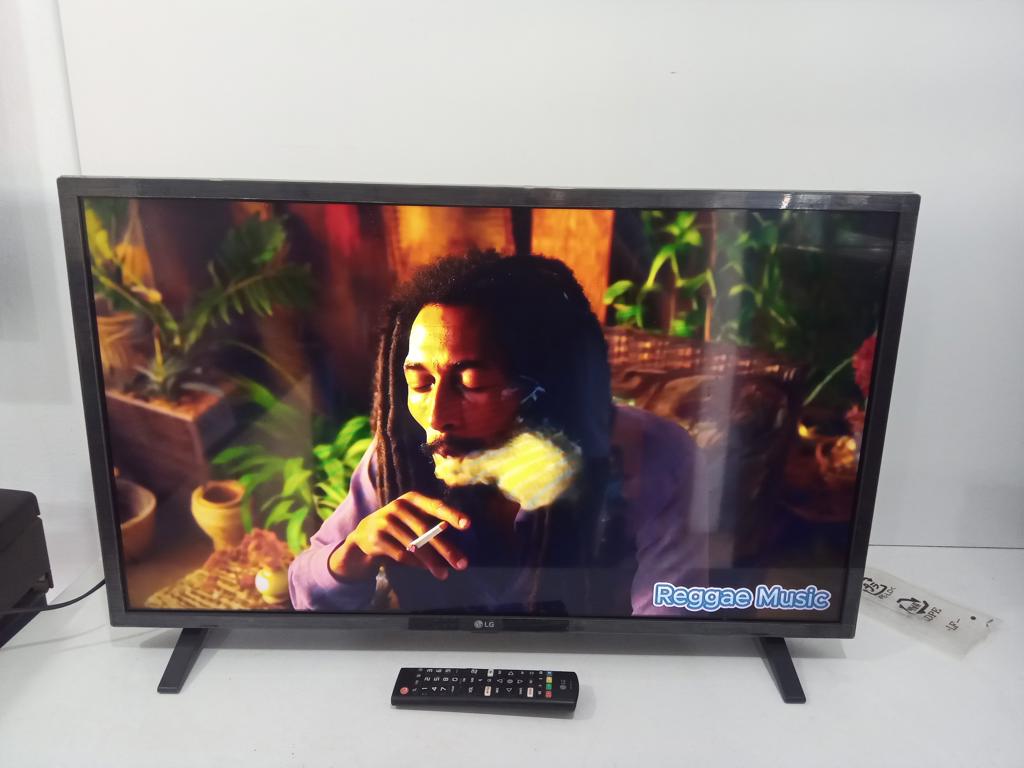 Televisor Led Smart De 32 '' Marca Lg Modelo 32lm630bpsb Con Control Usado En Buen Estado Acc Patitas Sin Tornillo