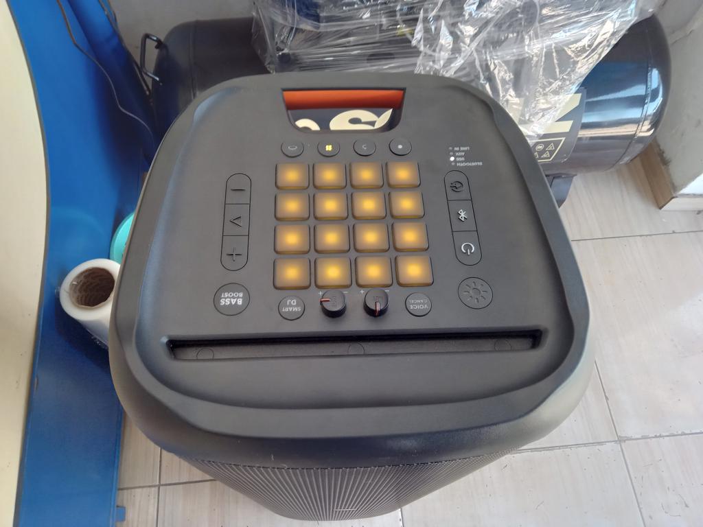 Caja De Sonido Amplificada Marca Jbl Modelo Partybox1000 Sin Control Usado En Buen Estado Acc Bt/Usb/Luces
