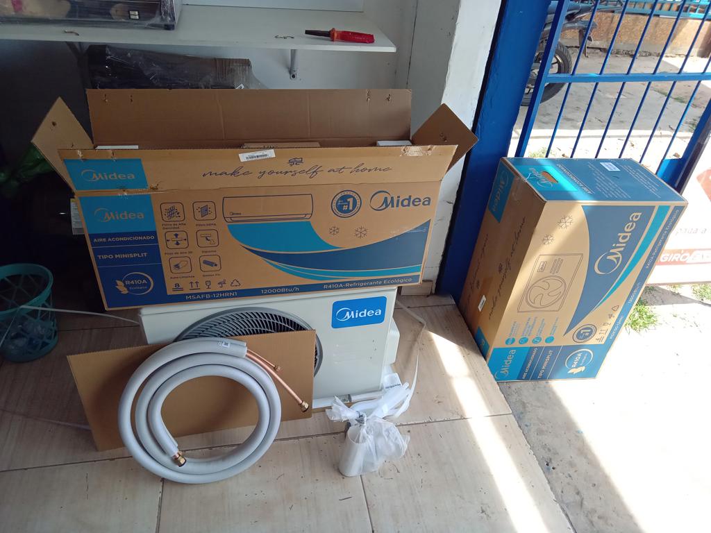 Aire Acondicionado Tipo Split Marca Midea Potencia Btu 12.000 Con Kit Instalacion Con Control Modelo Msafb-12hrn1 Usado En Buen Estado Con Caja Acc Evaporador