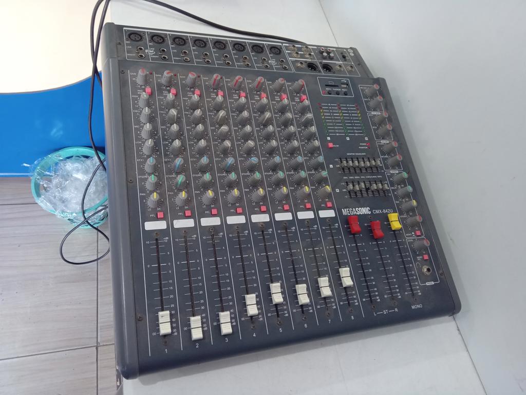 Consola De Sonido Marca Megasonic Modelo Cmx-842u Usado En Buen Estado Acc Cable Power