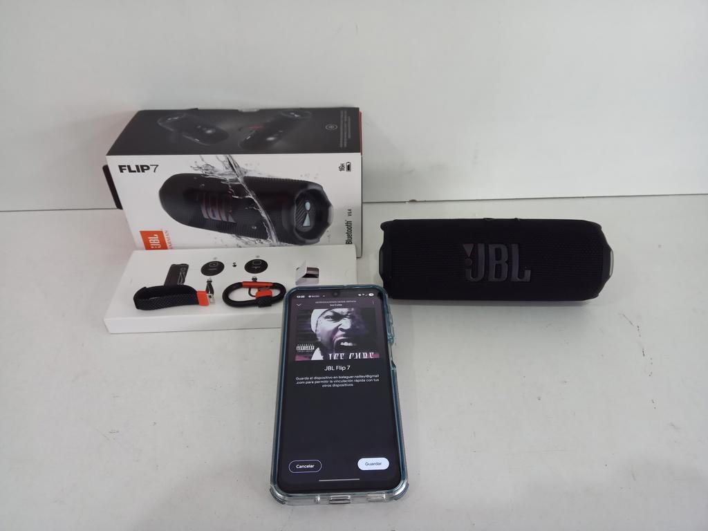 Parlante Portatil Marca Jbl Modelo Flip 7 Usado En Buen Estado Con 2 Adaptador Acc En Caja