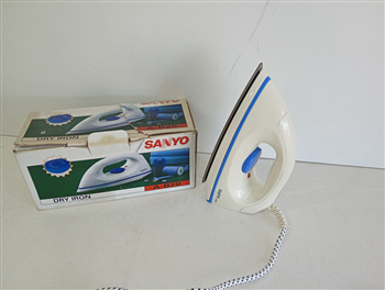 Plancha Electrica Marca Sanyo Modelo A-B20 Usado Con Desgaste Acc En Caja