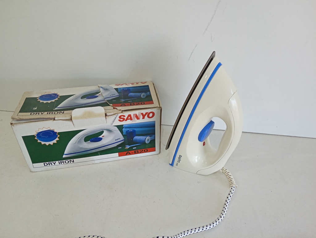 Plancha Electrica Marca Sanyo Modelo A-B20 Usado Con Desgaste Acc En Caja