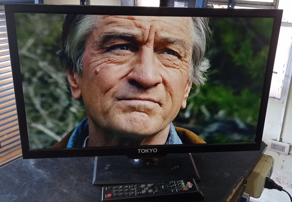 Televisor Led Convencional De 24 '' Marca Tokio Modelo Tvtok24ledze1b Usado Con Desgaste Con Control Sin Caja Acc Pedestal