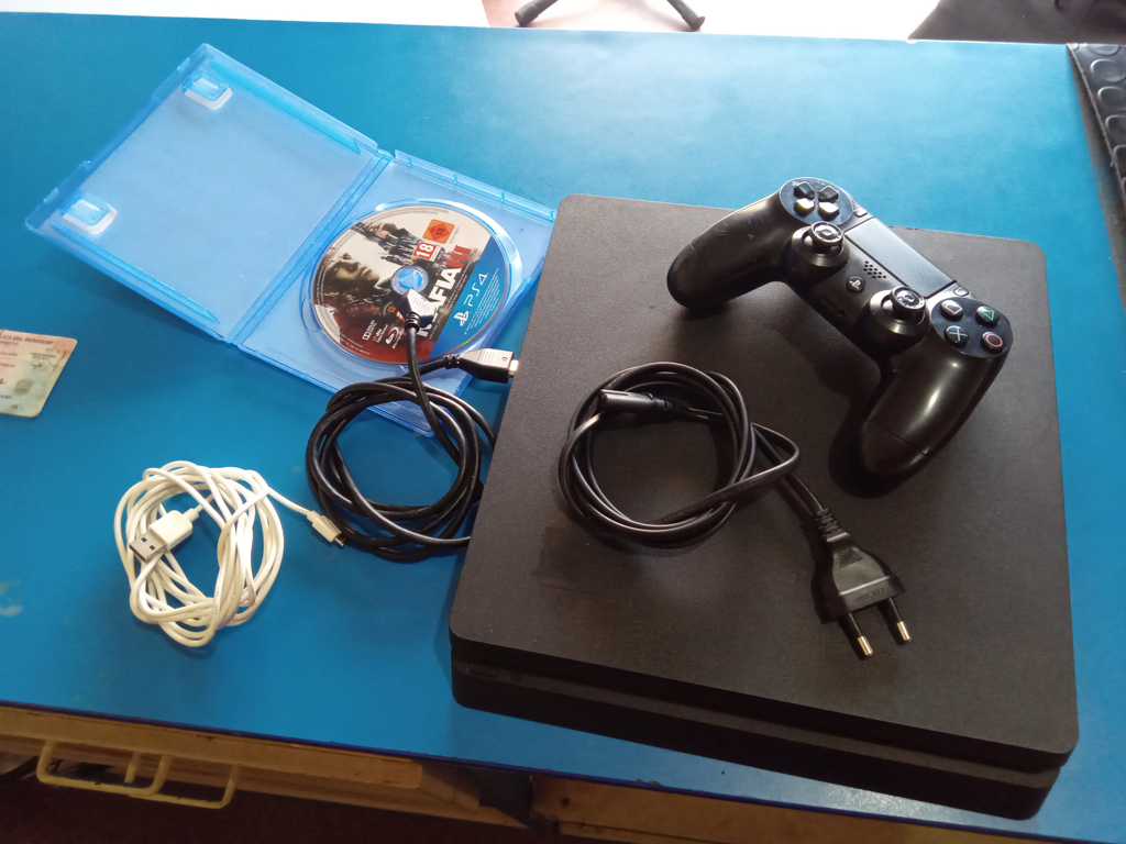 Juego Electronico Ps4 Marca Sony Modelo Cuh-2216b Disco Duro 1.000 Gb Con Control Sin Caja Usado Con Desgaste Acc Cable PowerHdmiCable Cargador BlancoJuego Mafia Iii En Caja