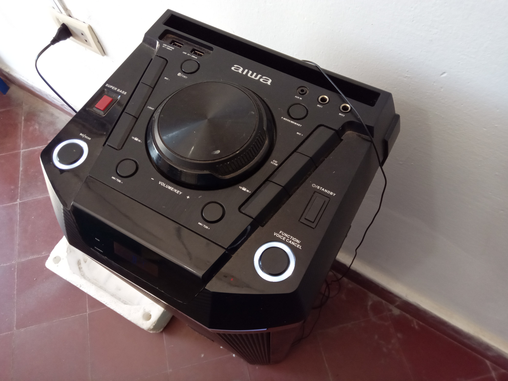 Foto 2 de Equipo De Sonido Marca Aiwa Sin Control Modelo Awpok100d Usado En Buen Estado Acc Cable AntenaMicrofonoBase De Isopor