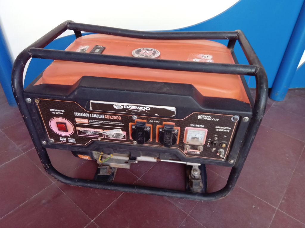 Generador Electrico Marca Daewoo Modelo Gdk2500 Usado Con Desgaste Potencia En Kva 2.5 Acc No Tiene