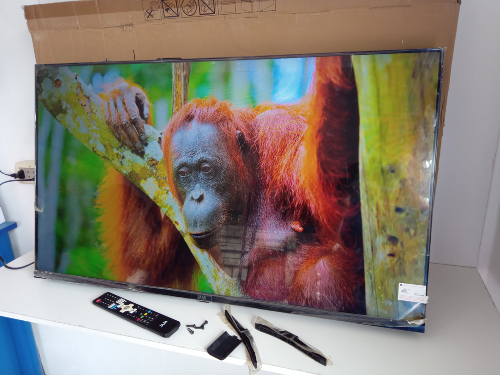 Televisor Led Smart De 43 '' Marca Jam Modelo Ultrasgtm-43gfs Con Control Usado Con Desgaste Acc Patitas