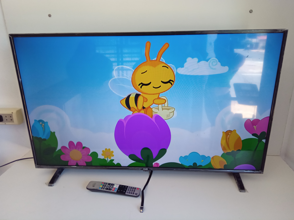 Televisor Led Smart De 43 '' Marca Jam Modelo Sa43e10 Con Control Usado Con Desgaste Acc Patitas