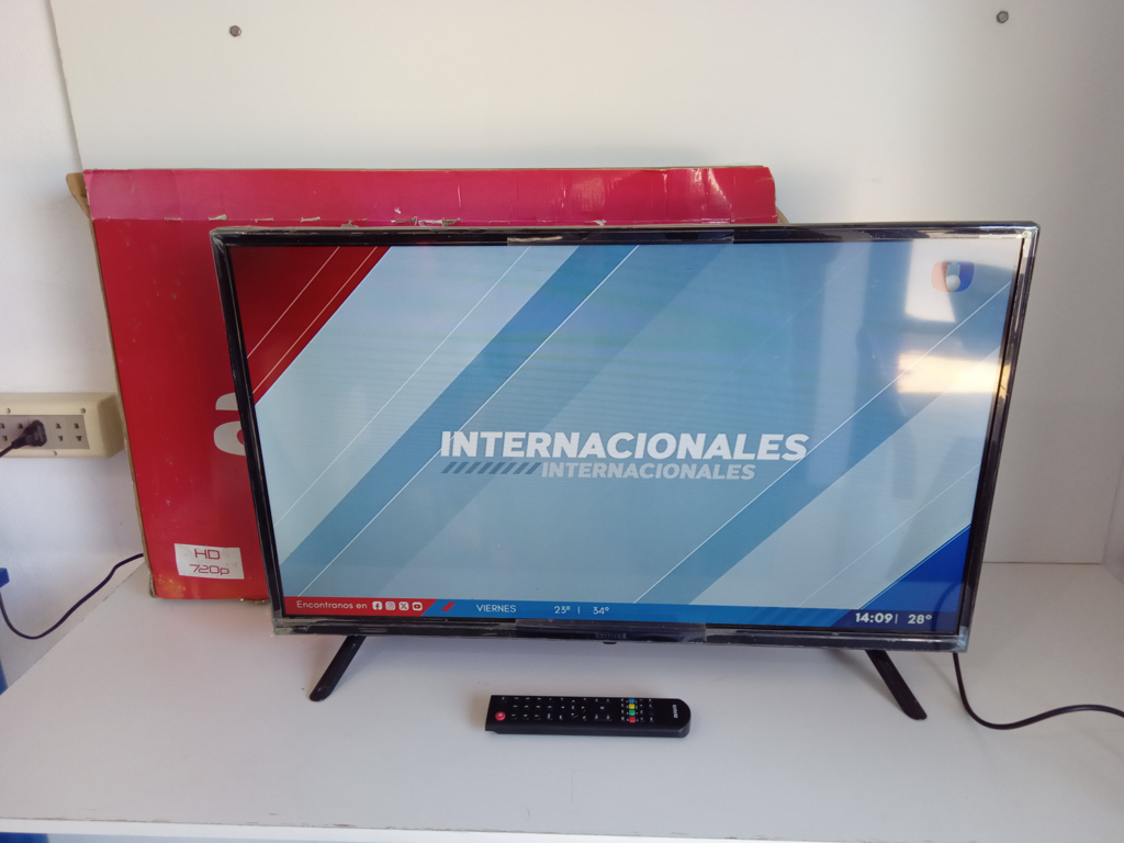 Televisor Led Convencional De 32 '' Marca Aiwa Modelo Aw32b4 Usado Con Desgaste Con Control Con Caja Acc Patitas