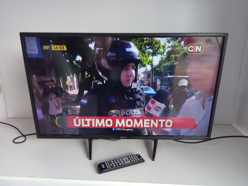 Televisor Led Convencional De 32 '' Marca Tokyo Modelo Tvtokhd32led Usado Con Desgaste Con Control Sin Caja Acc Patitas