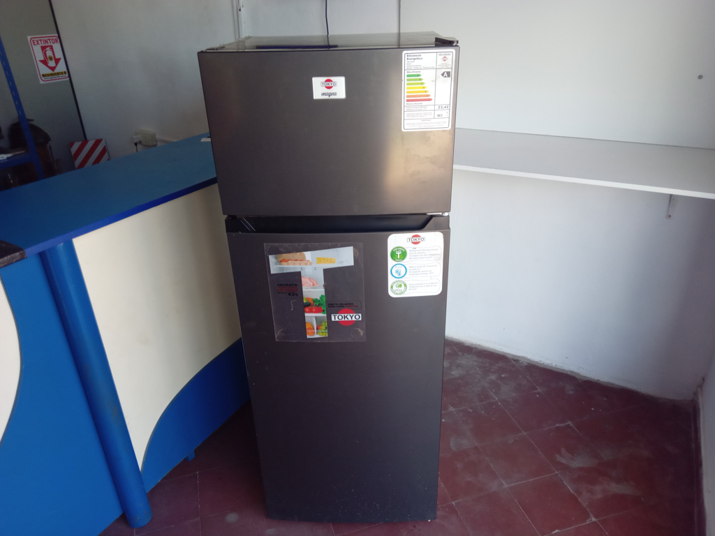 Heladera Marca Tokyo Modelo Hetokmagna300in Usado En Buen Estado Litros 300 Acc 3 Porta Vasos4 Divisorerias De Vidrio1 RfejillaHueveroVerdulera