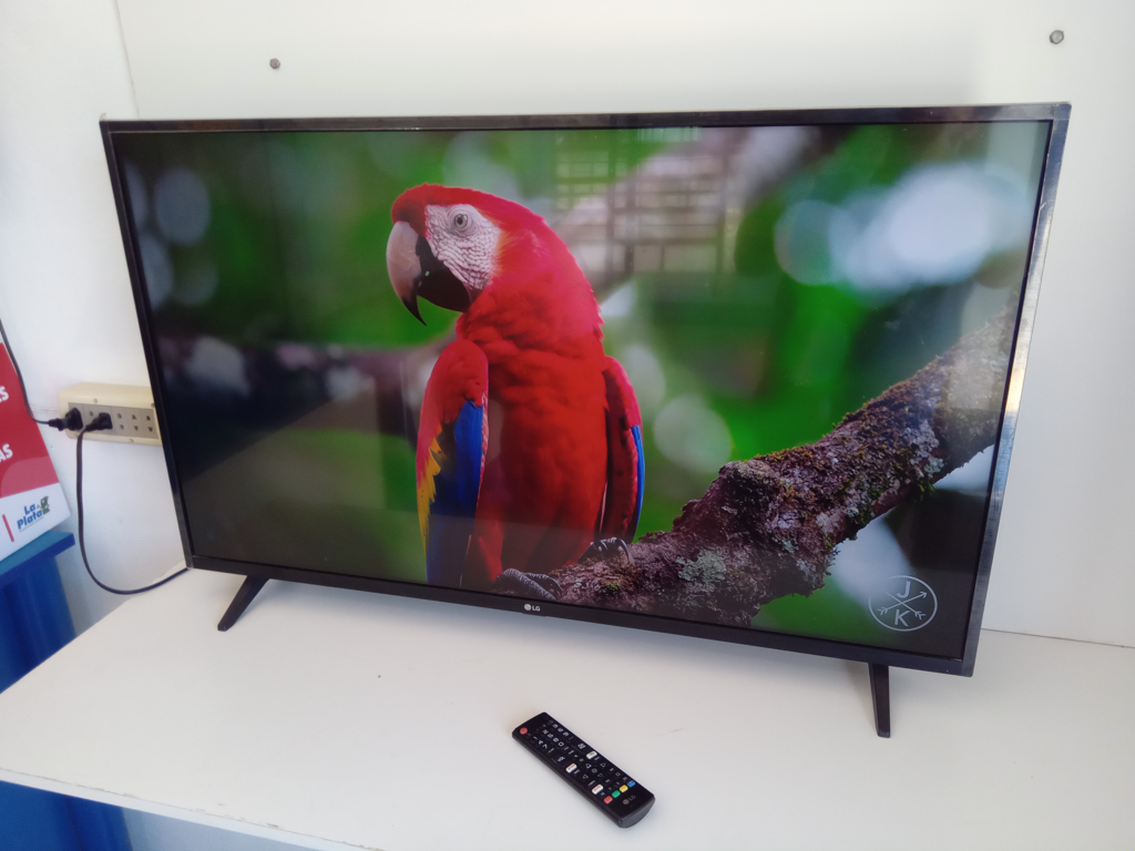 Televisor Led Smart De 43 '' Marca Lg Modelo 43up7500psf Con Control Usado Con Desgaste Acc Patitas