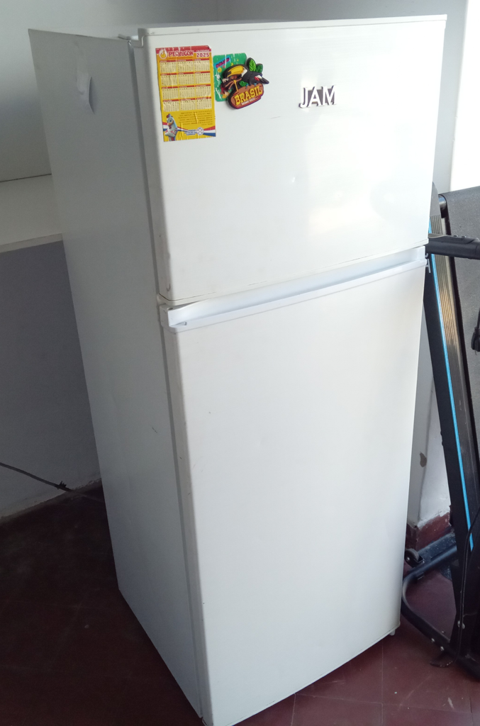 Heladera Marca Jam Modelo Lamd-273f Usado Con Desgaste Litros 300 Acc 3porta Vasos Cvada 1 Con Fisuras1 Vredulera2 Rejillas