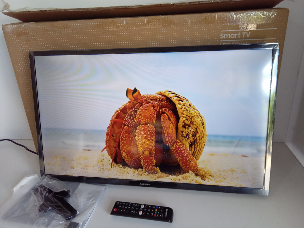 Televisor Led Smart De 32 '' Marca Samsung Modelo Be32t-B Con Control Usado En Buen Estado Acc Patitas