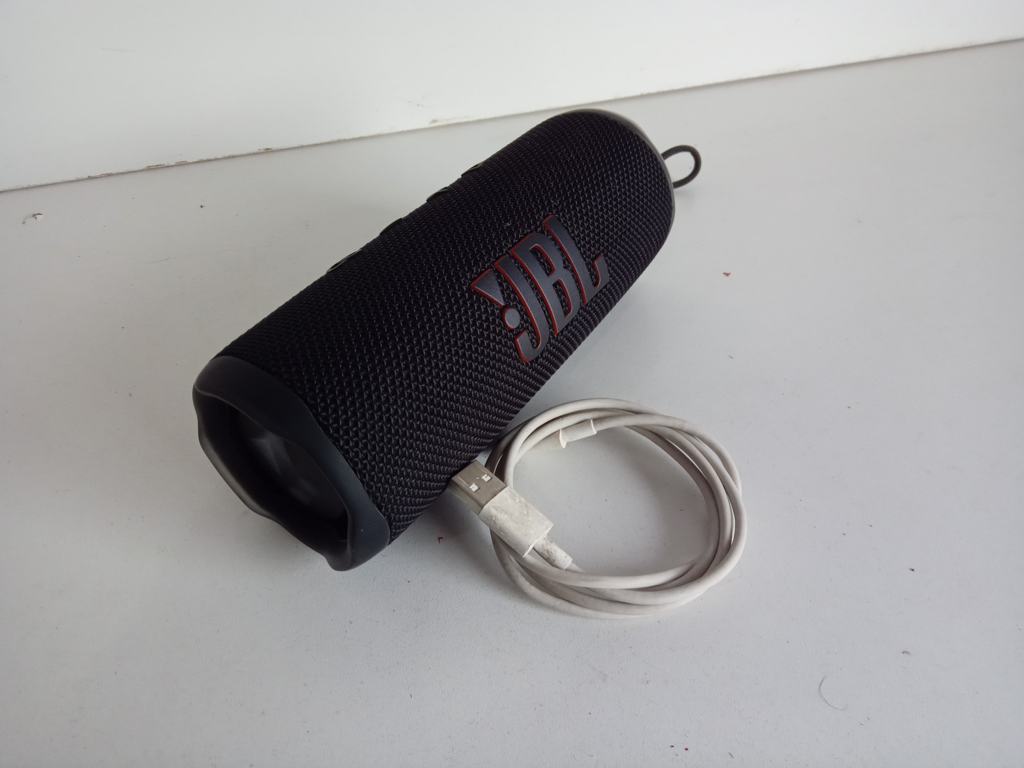 Parlante Portatil Marca Jbl Modelo Flip6 Usado Con Desgaste Con No Tiene Acc Cable Cargador
