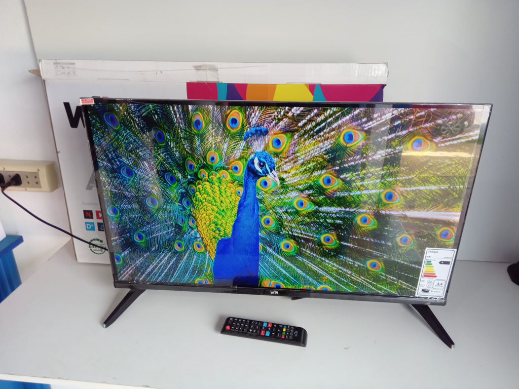 Televisor Led Smart De 32 '' Marca Win Modelo Win32fs Con Control Usado Con Desgaste Acc Patitas