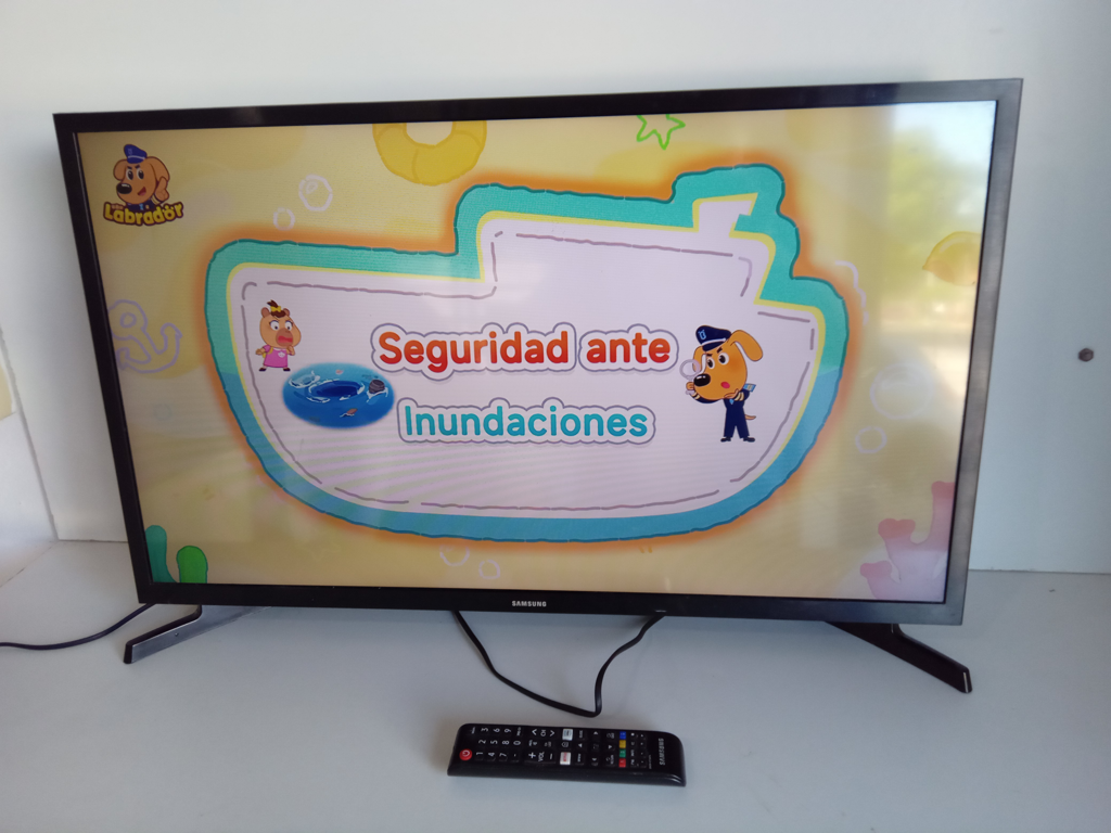 Televisor Led Smart De 32 '' Marca Samsung Modelo Un32t4300ag Con Control Usado Con Desgaste Acc Patitas