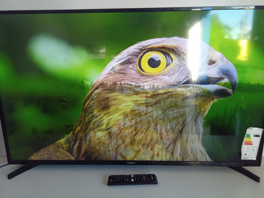 Televisor Led Smart De 43 '' Marca Samsung Modelo Un43t520 Sin Control Usado-En-Buen-Estado Acc 1 Cable Power2 Patitas