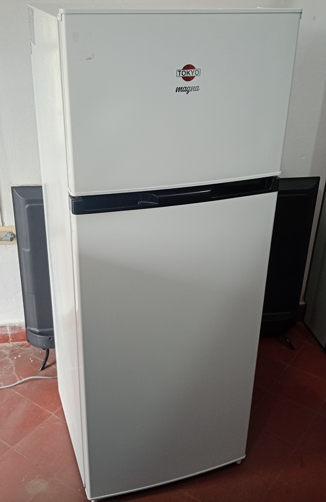 Heladera Marca Tokyo Modelo Hetokmmagna Usado En Buen Estado Litros 300 Acc 3 Poortavasos3divisorias De Vidrio1rejillaVerdulera