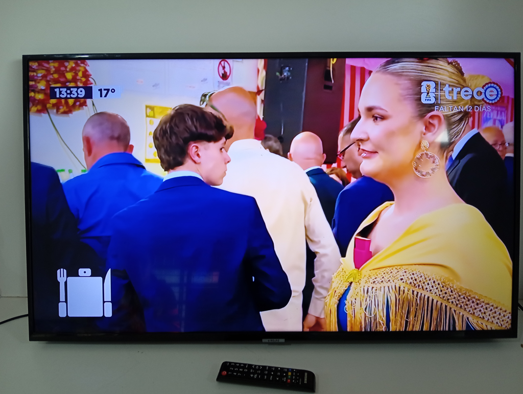 Televisor Led Smart De 43 '' Marca Samsung Modelo Un43nu7090g Con Control Usado Con Desgaste Acc PatitasTornillo