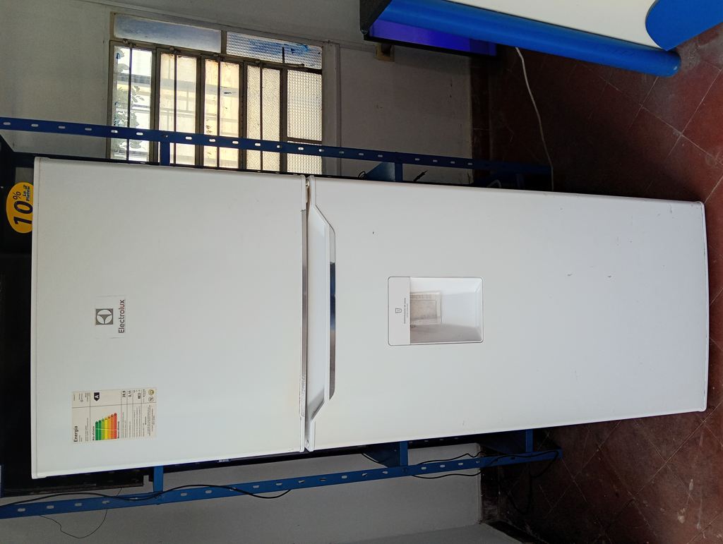 Heladera Marca Electrolux Modelo Ertm45f5hpw Usado En Buen Estado Litros 319 Acc 4 Divisorea De Vidrio1rejilla2 Porta VasosDispenser De AguaVerdulera