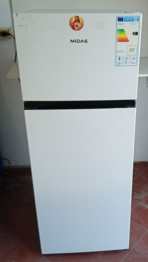 Heladera Marca Midas Modelo Mdre300lh Usado Con Desgaste Litros 300 Acc 3 Rejillas1 Divisoria De VidrioVerdulera3 Porta Vasos