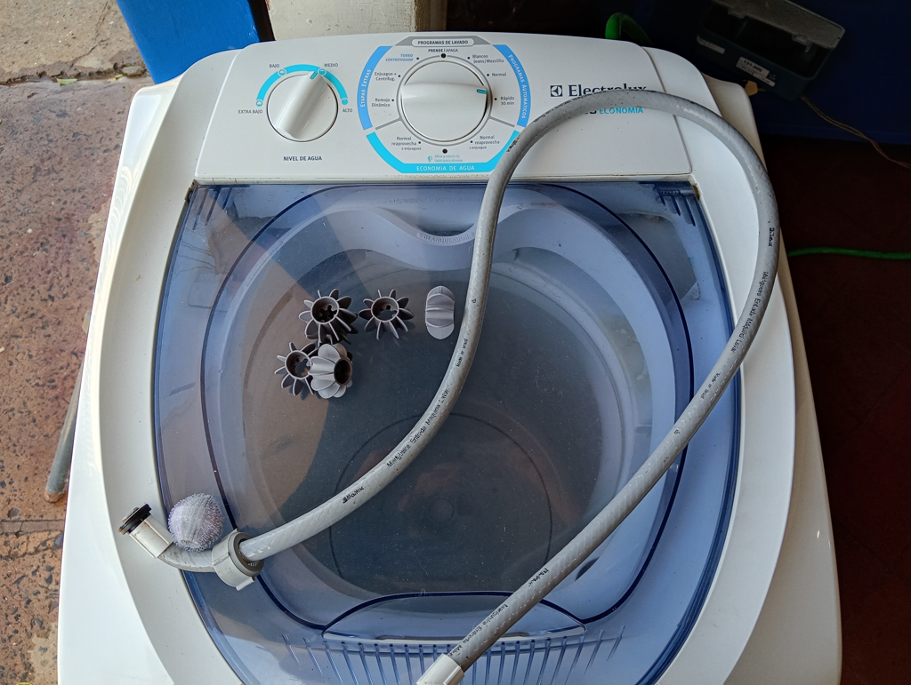 Foto 2 de Lavarropas Cap 6 Kg. Marca Electrolux Modelo Ew106hwcw Usado Con Desgaste Acc No Tiene