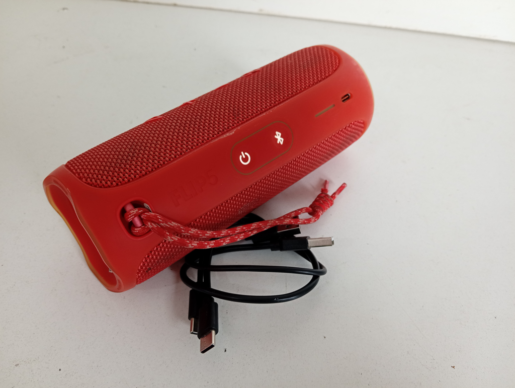Foto 2 de Speaker Potencia Watts J1463 Marca Jbl Sin Control Modelo Flip 5 Usado Con Desgaste Sin Caja Acc Cable Cargador