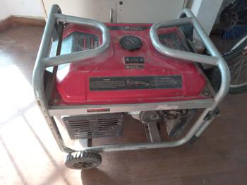 Generador Electrico Marca Energizer Modelo Gez8900e Nro Usado En Buen Estado Potencia En Kva : 6 Acc: 2 Rueditas Bateria Marca Yuasa Comentario: Naftero Tanque De 29ltrs Motor De 15 Hp Aranque Manual Y Con Llave