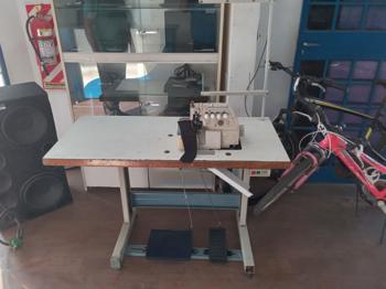 Maquina De Coser Industrial Tipo Overlook Marca Jack Modelo Nro Usado Con Desgaste Acc MesadaMotorPorta Hilo