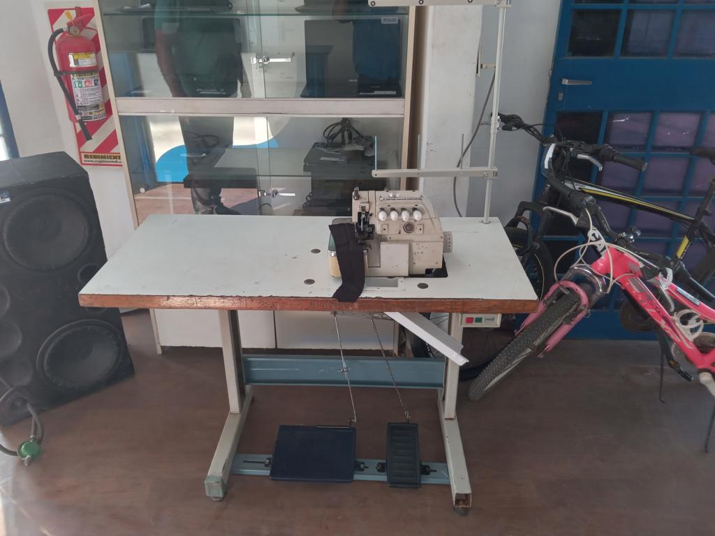 Maquina De Coser Industrial Tipo Overlook Marca Jack Modelo Nro Usado Con Desgaste Acc MesadaMotorPorta Hilo