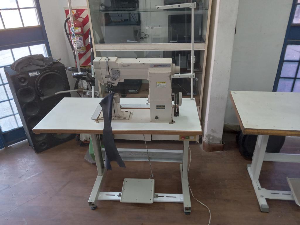 Maquina De Coser Industrial Cinturera Marca Holden Modelo Wp-8810 Nro Usado En Buen Estado Con Porta Hilo Acc MesadaMotor
