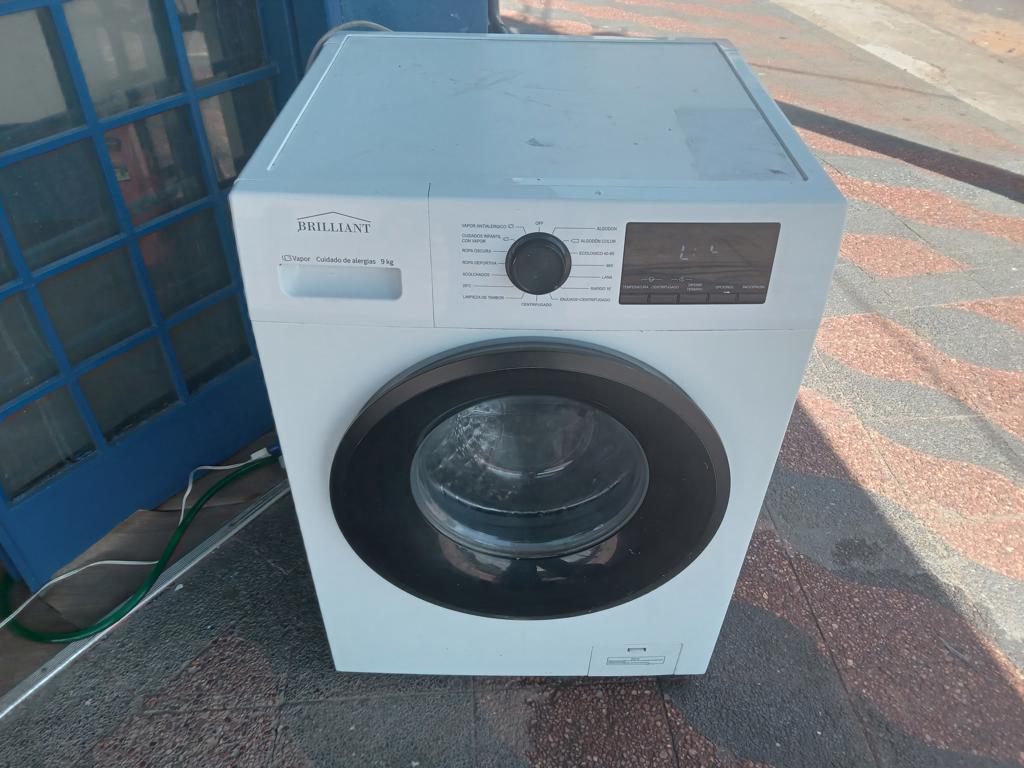 Foto 4 de Lavarropas Cap 9 Kg. Marca Brilliant Modelo Wfpv9014 Usado En Buen Estado Acc Manguera De Carga Y Tubo De Descarga