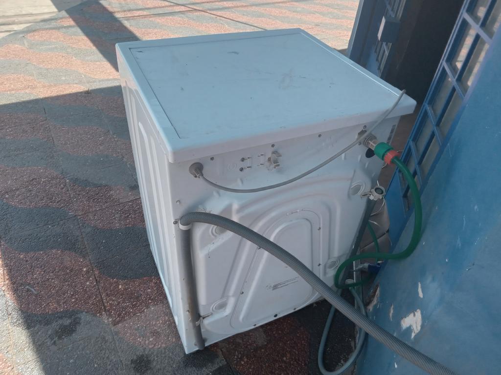 Foto 5 de Lavarropas Cap 9 Kg. Marca Brilliant Modelo Wfpv9014 Usado En Buen Estado Acc Manguera De Carga Y Tubo De Descarga